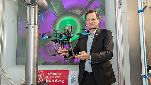Prof. Dr. Jens Friedrichs mit Drohne im neuen Windkanal der TU Braunschweig. 
