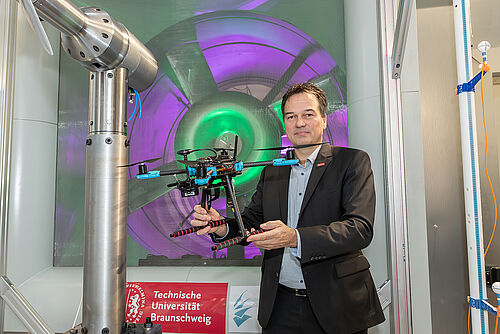 Prof. Dr. Jens Friedrichs mit Drohne im neuen Windkanal der TU Braunschweig. 