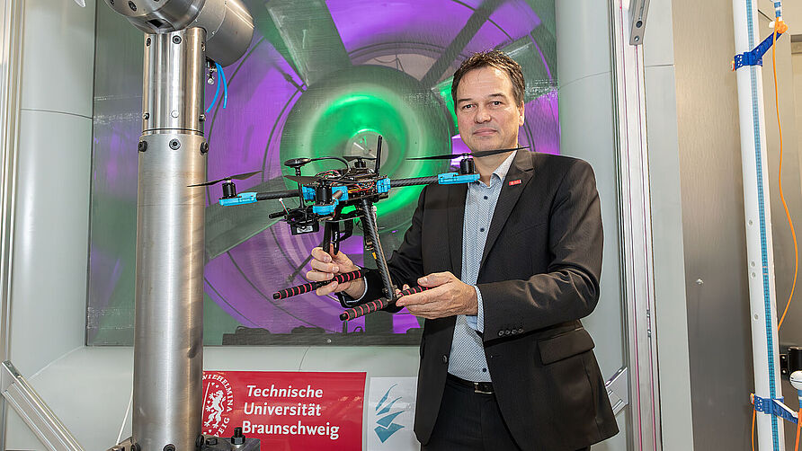 Prof. Dr. Jens Friedrichs mit Drohne im neuen Windkanal der TU Braunschweig. 