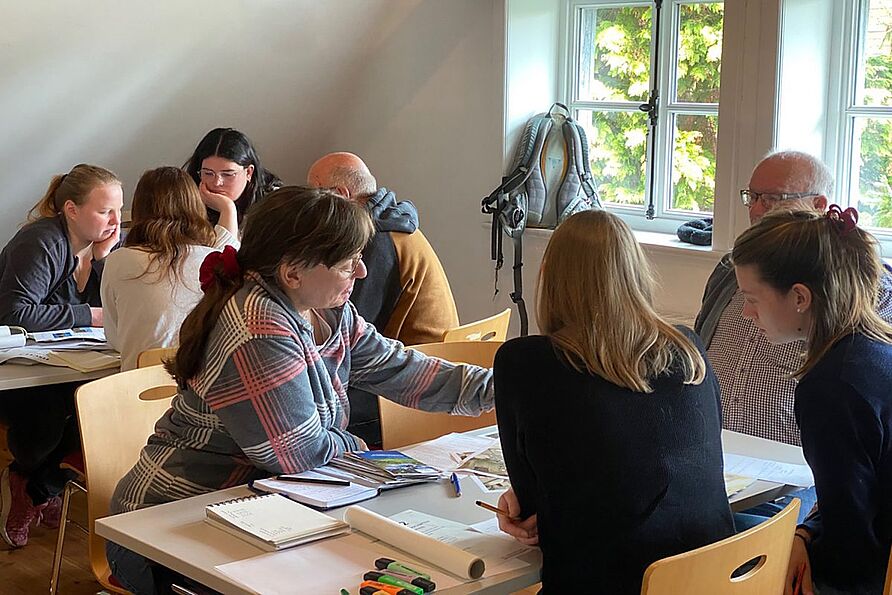 Studierende der TU Braunschweig im Dialog mit Wasbüttler*innen. Bei mehreren Workshops vor Ort entwickelten Studierende mit Bürger*innen mögliche Zukünfte für das niedersächsische Dorf. 