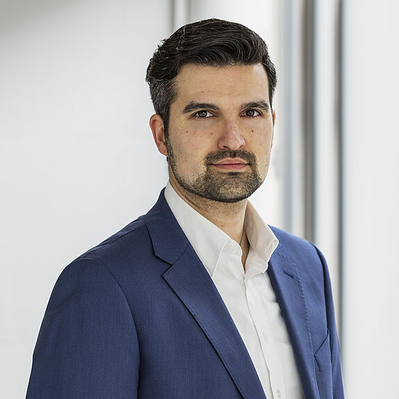 Das Foto zeigt Alumnus Adrian Goebel.