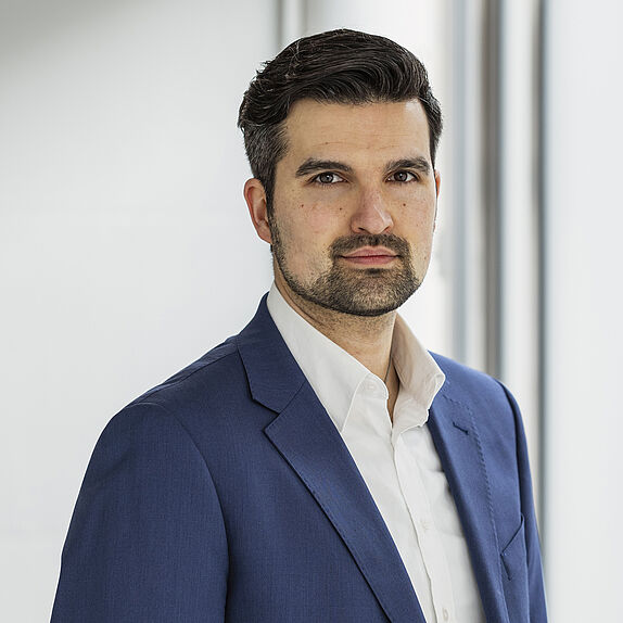 Das Foto zeigt Alumnus Adrian Goebel.