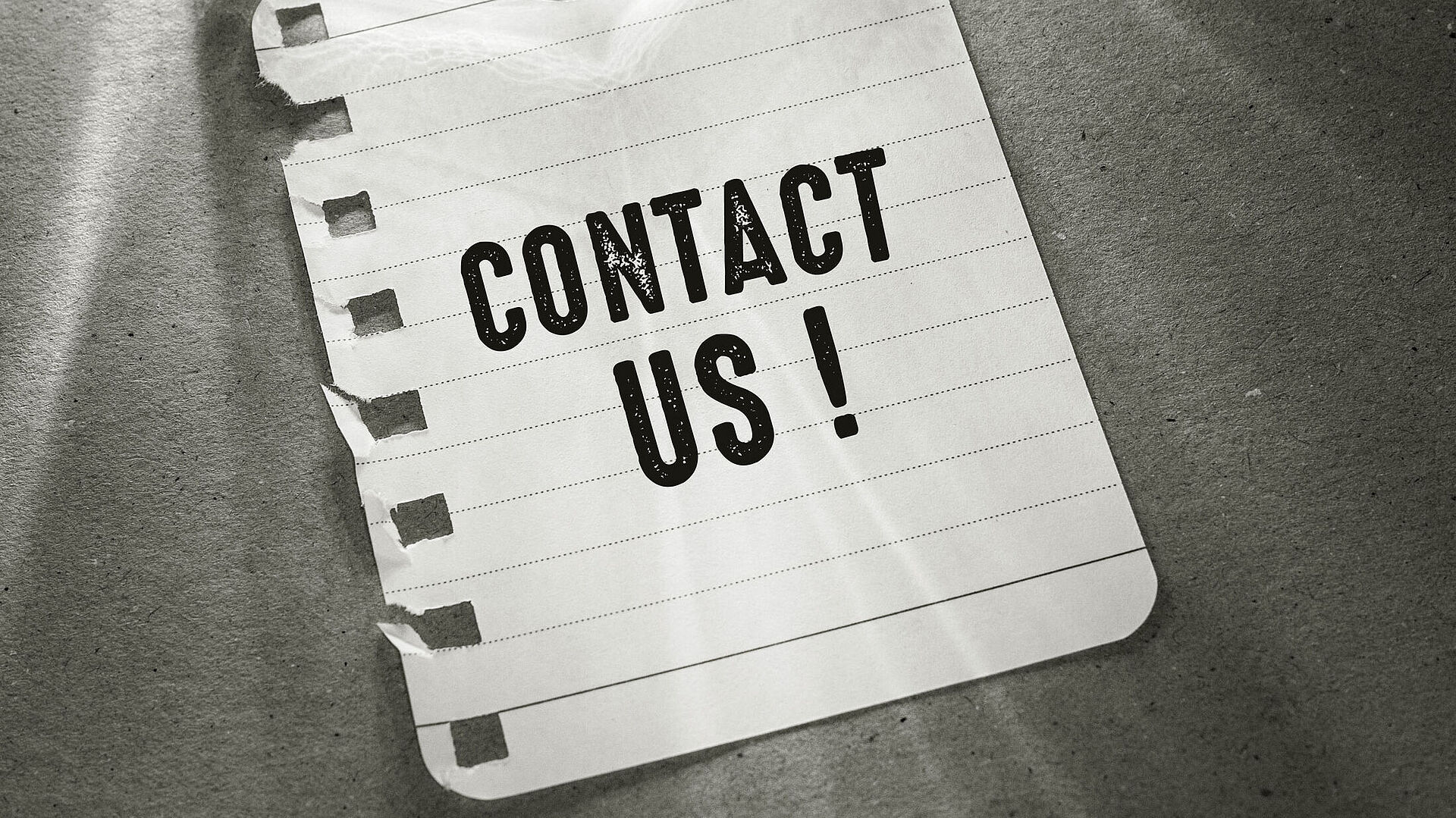 Ein Zettel mit der Aufschrift "Contact us".