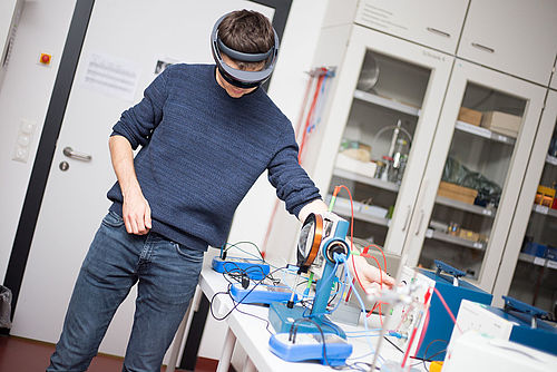 Ein Studierender bei einem AR-Experiment