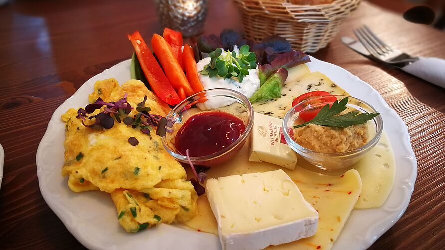 Ein Frühstücksteller auf einem gedeckten Tisch