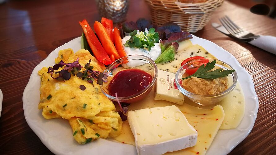 Ein Frühstücksteller auf einem gedeckten Tisch