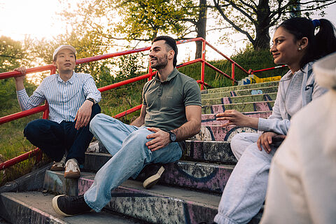 Studierende auf den Treppen im Westpark