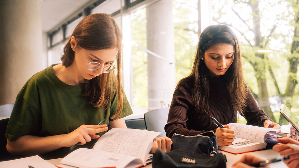Studierende beim Lernen in der Universitätsbibliothek