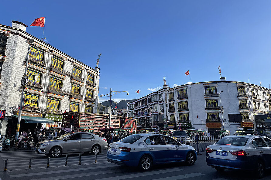 East Beijing Road, eine Hauptstraße im Stadtzentrum von Lhasa. 