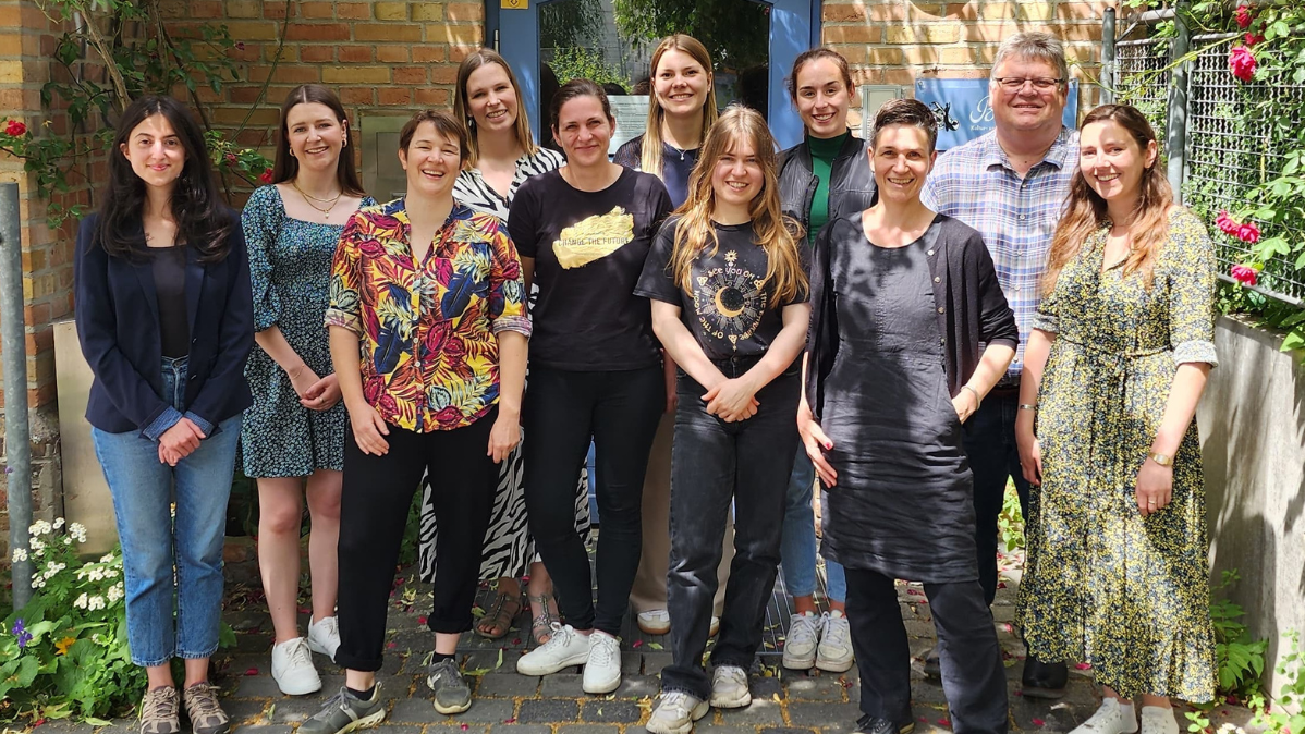 Alumni*ae und Stipendiat*innen der TU Braunschweig vor dem Sender Radio Okerwelle in Braunschweig