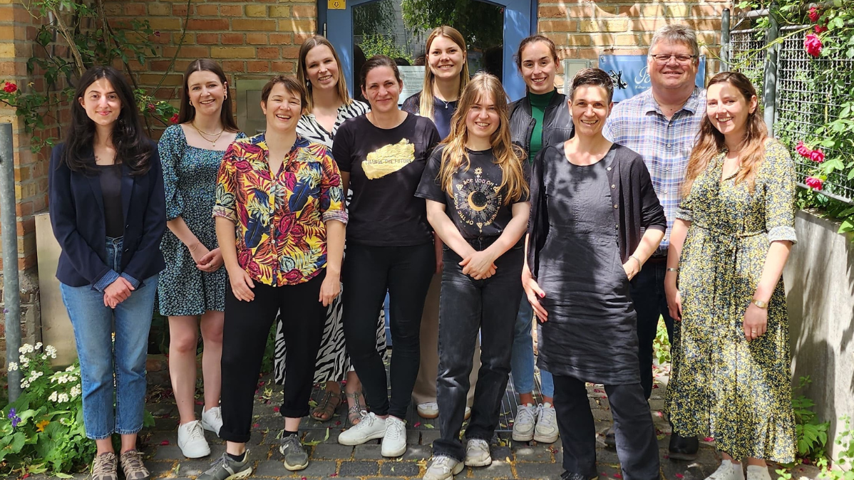 Alumni*ae und Stipendiat*innen der TU Braunschweig vor dem Sender Radio Okerwelle in Braunschweig