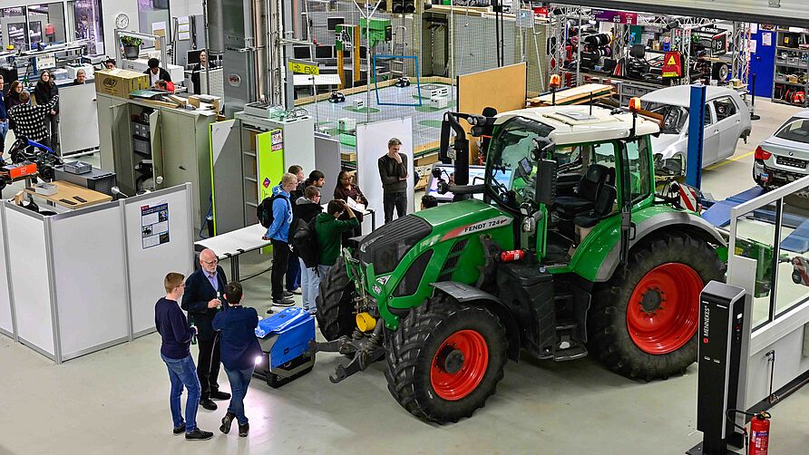 Infoabend für Studierende der Fahrzeugtechnik am NFF am 28.01.2026: Austausch am Trecker im Technikum