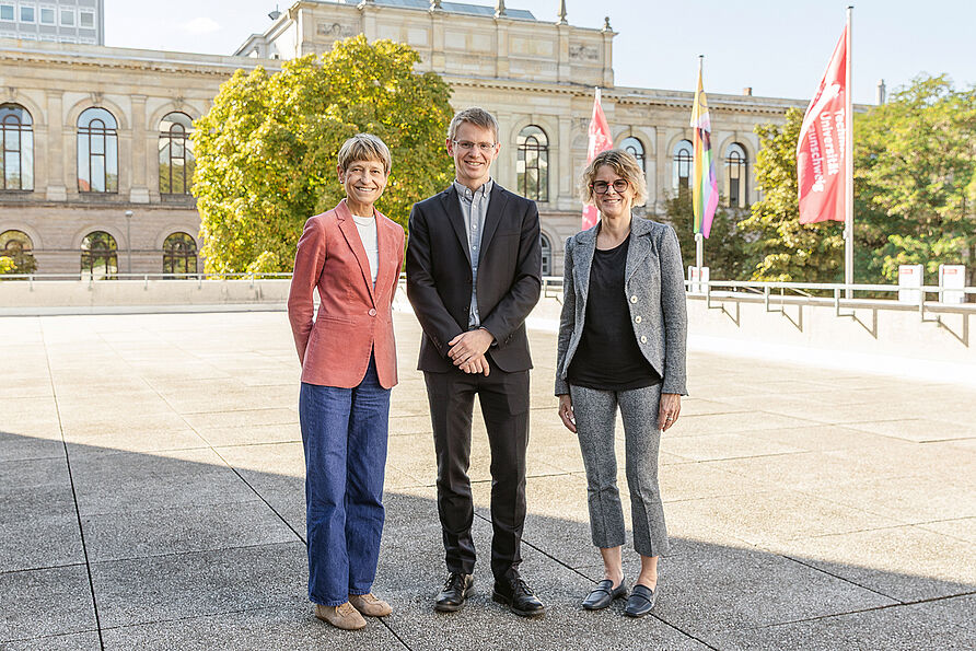Professor Clemens Hübler nach seiner Ernennung mit TU-Präsidentin Prof. Angela Ittel und Professorin Antje Schwalb, Dekanin der Fakultät Architektur, Bauingenieurwesen und Umweltwissenschaften.