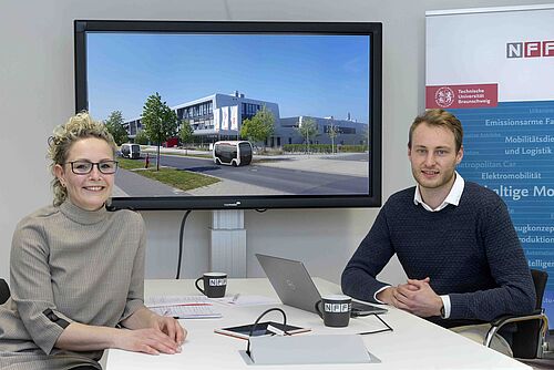 Magdalena Pajonk und Marvin Koch im NFF-Besprechungsraum. Auf dem Monitor eine Ansicht der Konzeptskizze des "Peoplemover". 