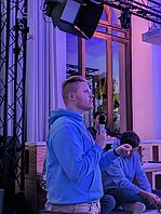 Ein wissenschaftlicher Mitarbeiter stellt eine Frage