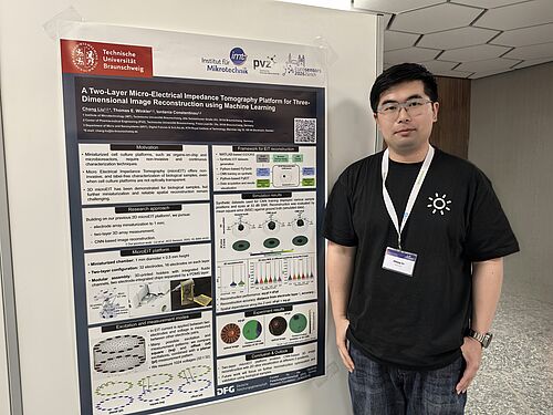 Chang Liu neben seinem prämierten Poster