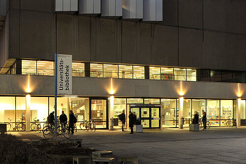 Die Universitätsbibliothek bei Nacht