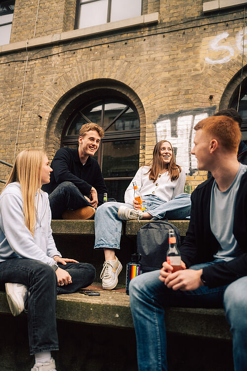 Studierende am Altgebäude