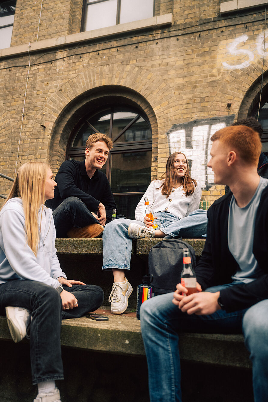 Studierende am Altgebäude