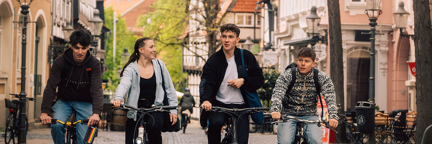 Studierende fahren mit dem Fahrrad durch Braunschweig 