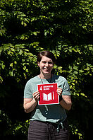 Prof. Dr. Stefanie Schuray hält SDG4 hoch