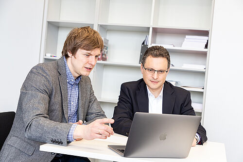 Prof. Artem Korobenko und Prof. Roland Wüchner arbeiten an gemeinsamen Forschungsprojekten. 