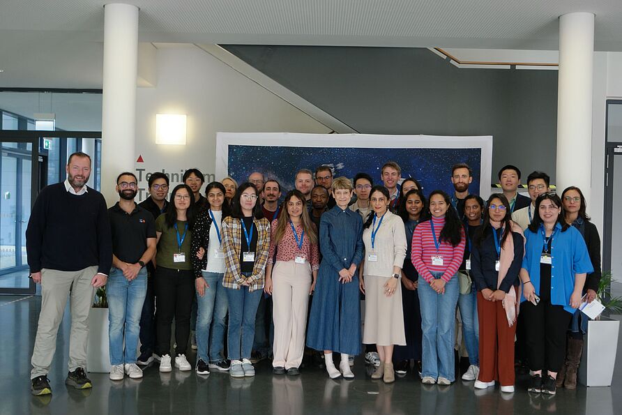 DAAD-Forschungstour zu grünem Wasserstoff macht Station am NFF (Gruppenfoto)