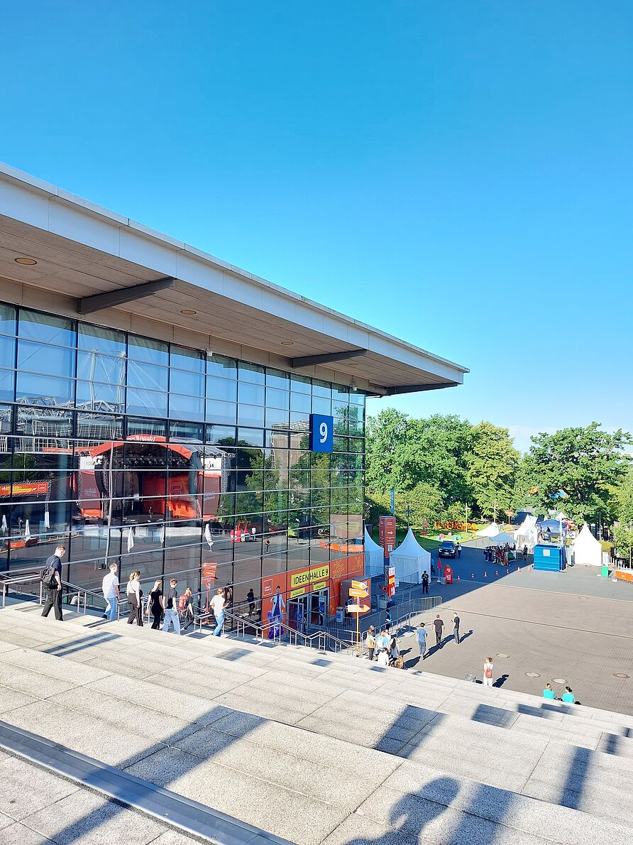 Ihr findet uns in der Halle 9, ganz nahe am Eingang, leicht links halten.