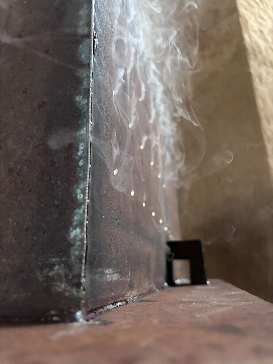 „Der atmende Bunker“ soll mit Hilfe einer Nebelmaschine kontrolliert Nebel durch eine vorhandene Belüftungsöffnung geleitet werden, um den „Luftaustausch“ sichtbar zu machen.