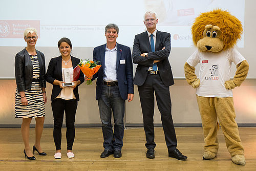 Lehrende mit Präsidentin und Vizepräsident auf der Bühne
