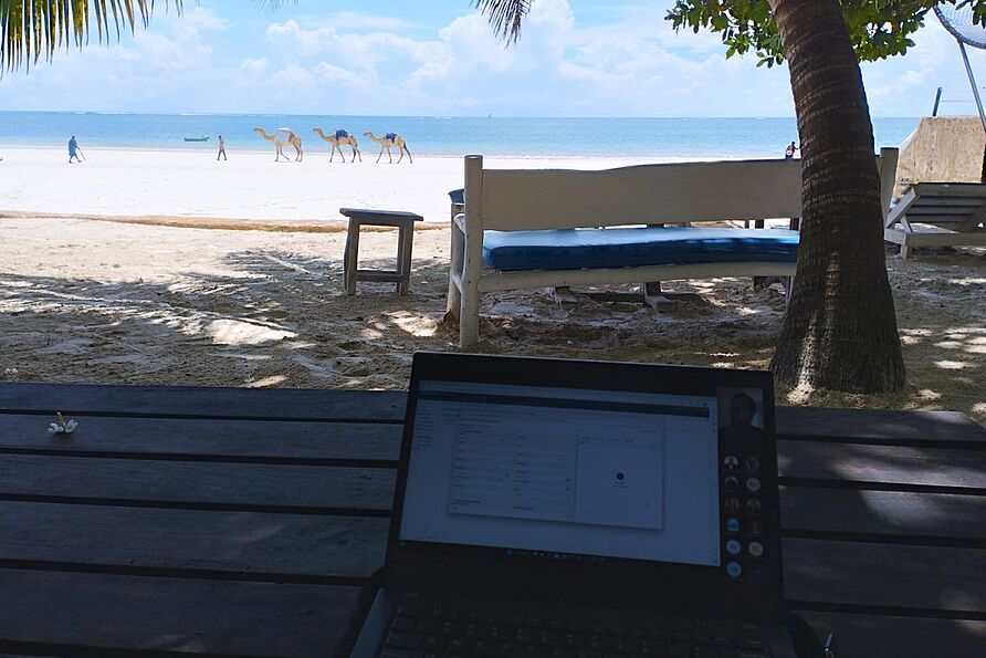 Manchmal mache ich auch Homeoffice oder Teleworking, so wie hier am Strand.