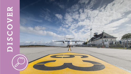 Blick auf ein Flugzeug auf der Startbahn