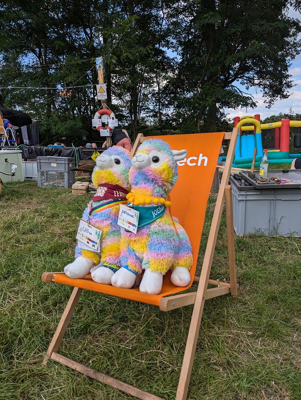 LEOnie und JOEhannes in einem Klappstuhl auf dem Hacken Open Air 2::24