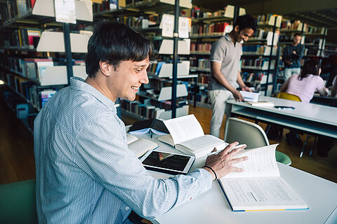 Studierende in der Bibliothek am Campus Nord