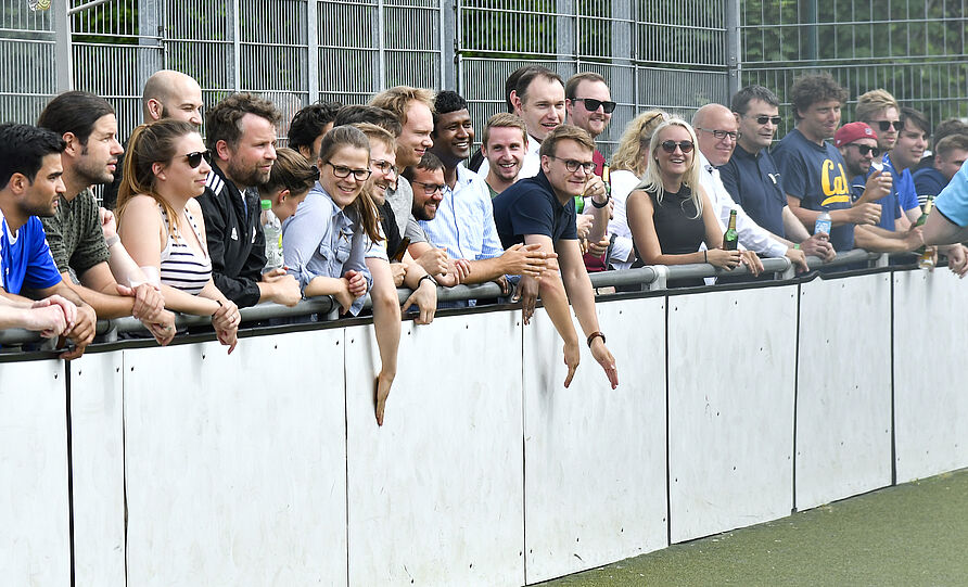 5. NFF-FUßballcup: Fans feuern die Teams an der Bande an