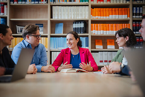 Professorin Anne Paschke im Gespräch mit Kolleg*innen.