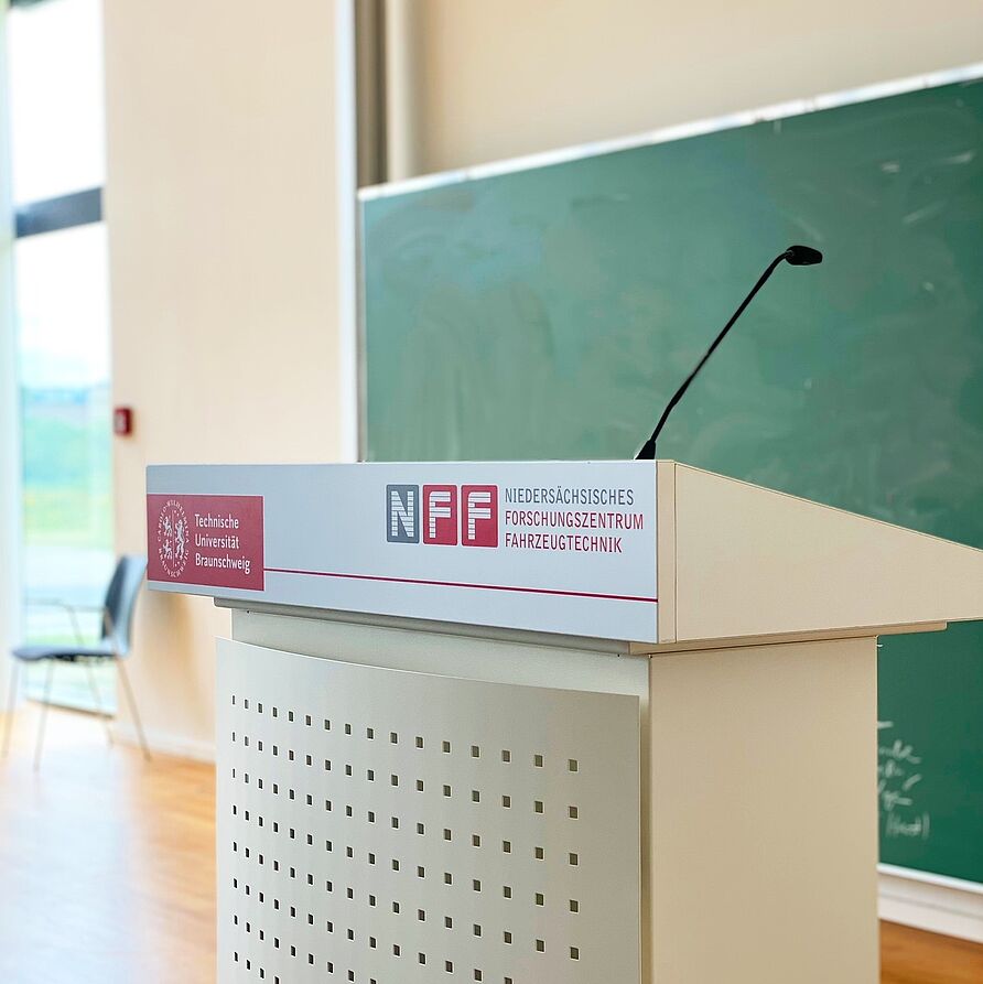 Rednerpult im NFF-Hörsaal