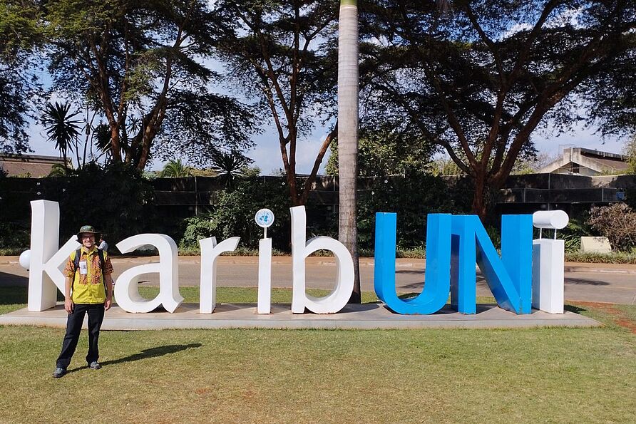 Mein Arbeitsplatz auf dem UN-Campus. „Karibuni“ ist Swahili und heißt „Willkommen“.