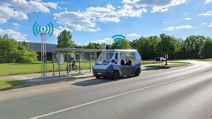 Das autonom fahrende TU-Forschungsfahrzeug RAION am Forschungsflughafen in Braunschweig – mit einem der künftigen Infrastrukturmast als Teil einer neuen Infrastruktur (Bild erstellt mit Hilfe von KI).