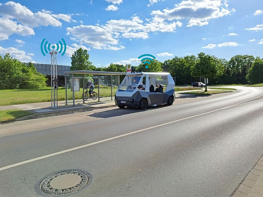 Das autonom fahrende TU-Forschungsfahrzeug RAION am Forschungsflughafen in Braunschweig – mit einem der künftigen Infrastrukturmast als Teil einer neuen Infrastruktur (Bild erstellt mit Hilfe von KI).