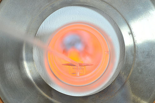 Blick in das heiße Quarzrohr eines Oxidationsofens. In diesem wird die Siliziumoberfläche thermisch oxidiert.