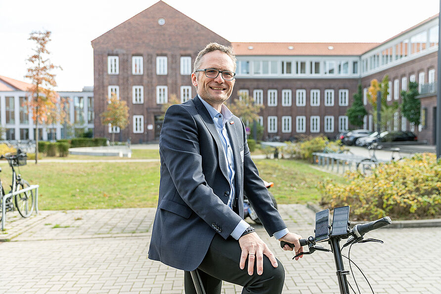 Prof. Markus Gerke demonstriert den Use-Case Fahrradnavigation, die durch die egeniouss-Technologie im urbanen Umfeld deutlich zuverlässiger funktioniert.