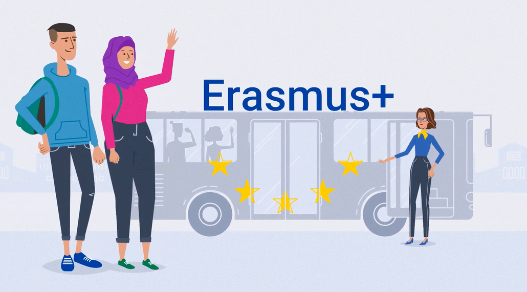 Erasmus+-Grafik mit drei gezeichneten Personen, die vor einem Bus stehen und sich zuwinken. In der Mitte befinden sich fünf gelbe Sterne, die zu einem Halbkreis geformt sind.