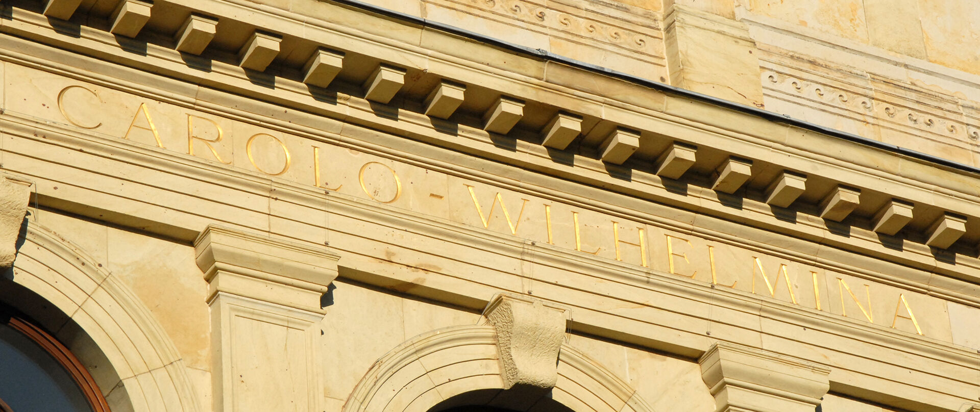 Carolo-Wilhelmina Schriftzug am Altgebäude