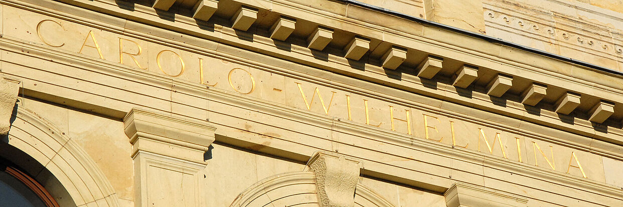 Carolo-Wilhelmina Schriftzug am Altgebäude 