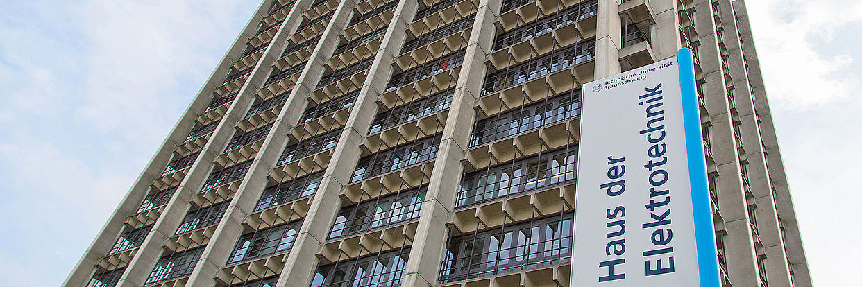 Das Elektrotechnik-Hochhaus an der Hans-Sommer-Straße 