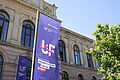 Die Flagge vom University:Future Festival weht vor dem Altgebäude