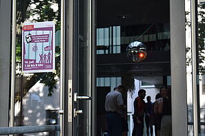 Eingang zur Pre-Work Party und Plakat