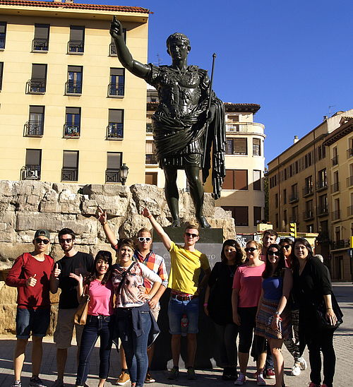 Sommerkursgruppe 2016 in Zaragoza vor einer Statue