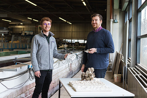 Jan Hitzegrad (l.) und Dr. Oliver Lojek zeigen die verschiedenen Muschelmodelle, die mit dem 3D-Drucker hergestellt wurden. 